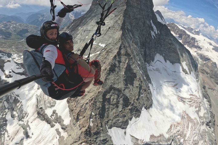 Vol en tandem en parapente à Zermatt avec vue sur le Cervin (20–25min)