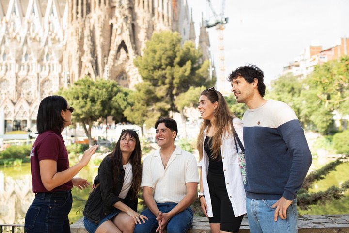 Barcelona all included: Sagrada, Park Guell, Montjuic & Gothic