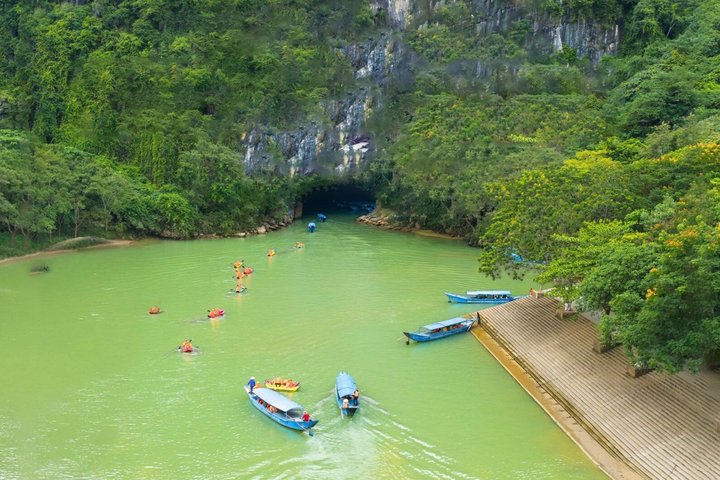 Halve dag reis naar Phong Nha Cave door Dragon Boat