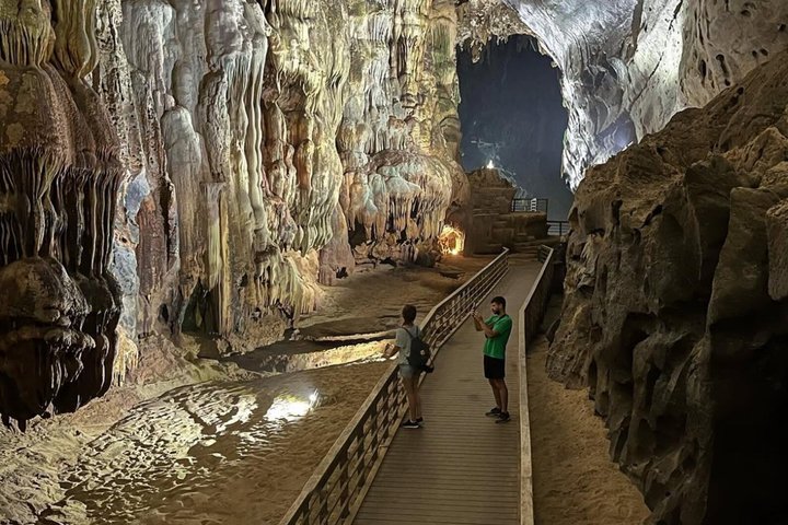 Halve dag reis naar Phong Nha Cave door Dragon Boat