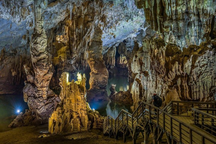 Halve dag reis naar Phong Nha Cave door Dragon Boat