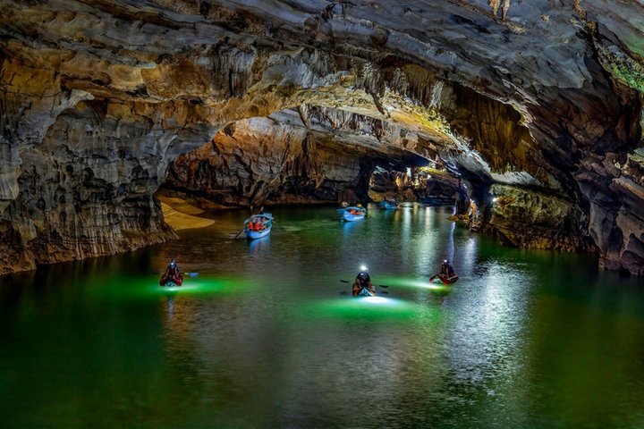 Halve dag reis naar Phong Nha Cave door Dragon Boat