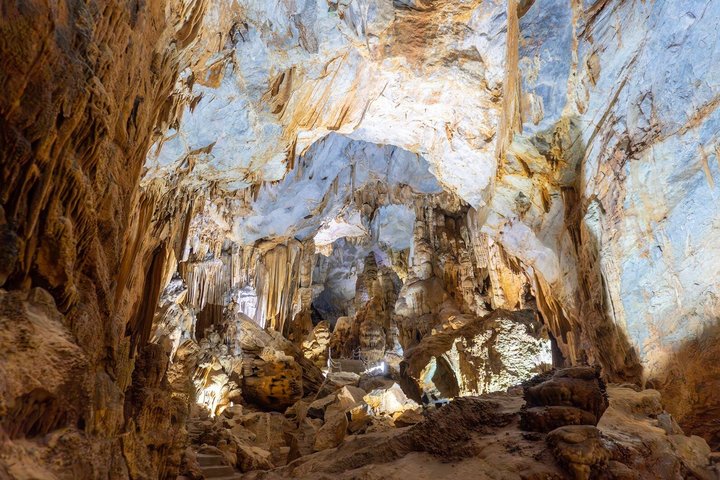 Halve dag reis naar Phong Nha Cave door Dragon Boat