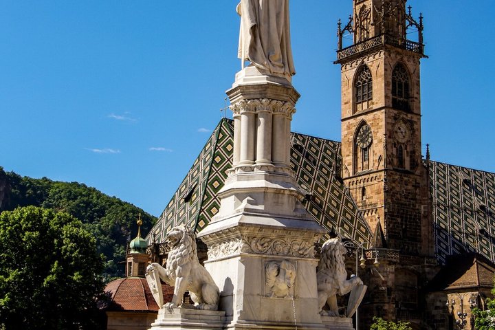 Tour storico nel centro storico di Bolzano e oltre