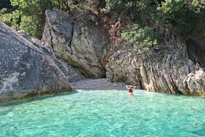 Sarandë : Excursion en bateau en petit groupe avec arrêts baignade, boissons et parasols