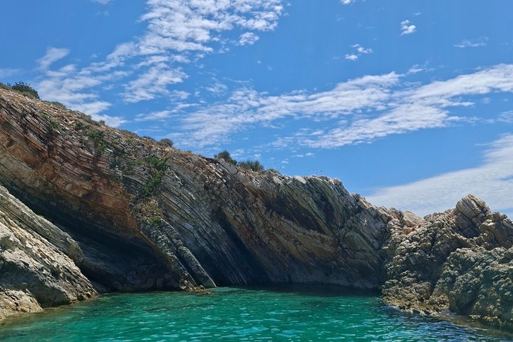 Sarandë : Excursion en bateau en petit groupe avec arrêts baignade, boissons et parasols