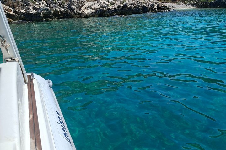 Sarandë : Excursion en bateau en petit groupe avec arrêts baignade, boissons et parasols