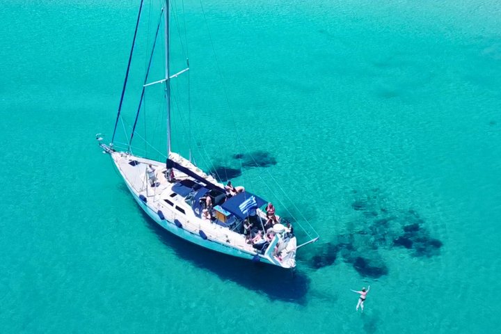 Kos : Ganztägige Segelbootfahrt in kleiner Gruppe, Mahlzeiten, Getränke und Schwimmen
