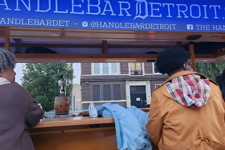 Tour privado por Detroit Pedal Pub – Una experiencia de primera clase en el centro
