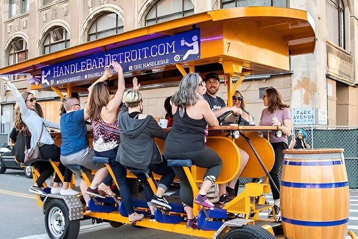 Tour privado por Detroit Pedal Pub – Una experiencia de primera clase en el centro