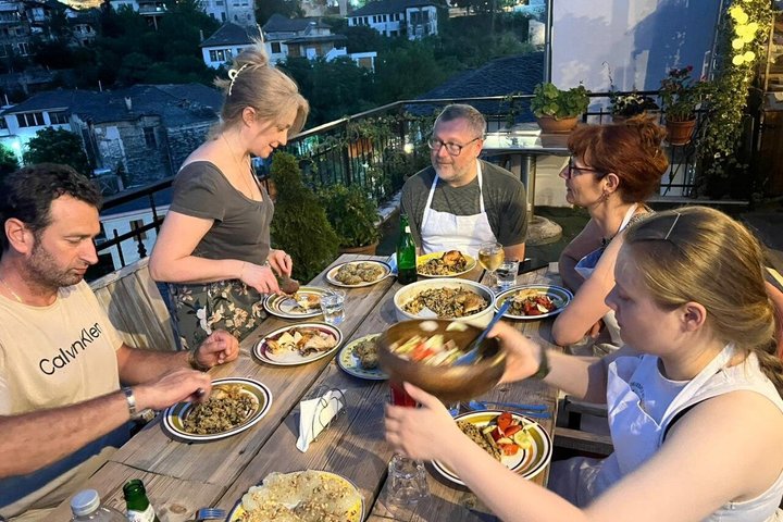Traditionell albansk matlagningskurs i Gjirokaster med vin