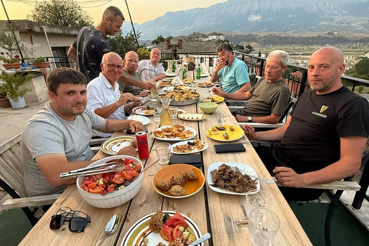 Traditionell albansk matlagningskurs i Gjirokaster med vin