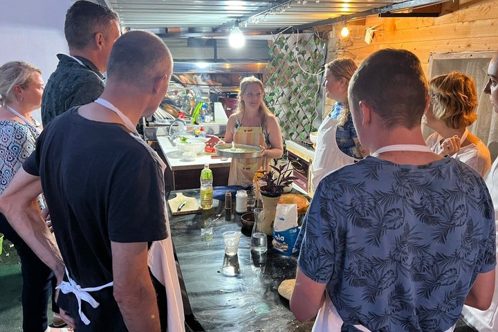 Traditionell albansk matlagningskurs i Gjirokaster med vin