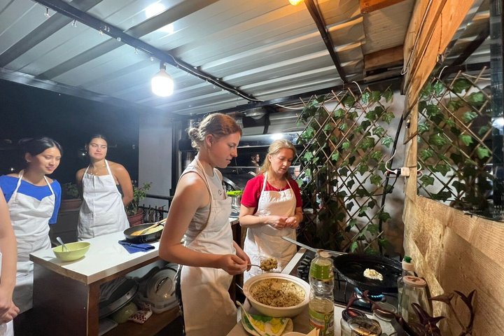 Traditionell albansk matlagningskurs i Gjirokaster med vin