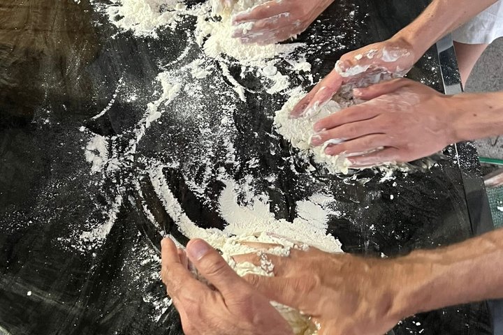 Traditionell albansk matlagningskurs i Gjirokaster med vin