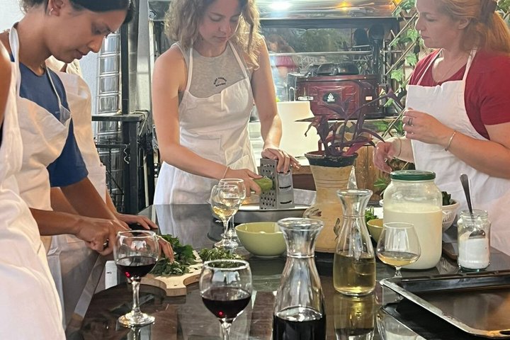 Traditionell albansk matlagningskurs i Gjirokaster med vin