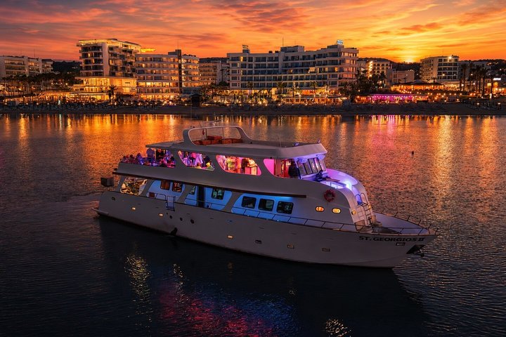 Crucero al atardecer por los 80/90 y DJ - ADULTOS 16+