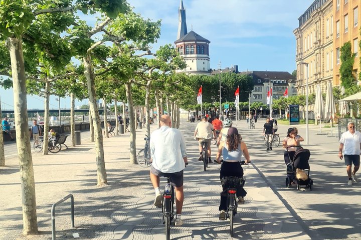Tour guiado en bicicleta de 3 horas por los puntos más destacados de Düsseldorf