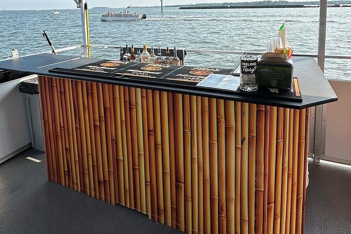 1 timmes flodkryssning i Wilmington med Tiki Bar ombord
