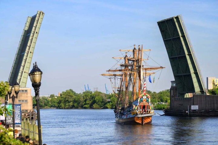 1 timmes flodkryssning i Wilmington med Tiki Bar ombord