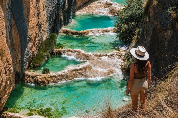 Türkisfarbenes Wasser von Millpu + Wasserfälle und Landschaften – Ayacucho