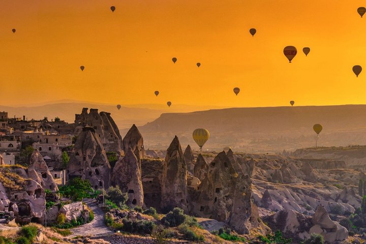 Cappadocië Magie: 2 Dagen Reispakket met Ballonvaart Optie