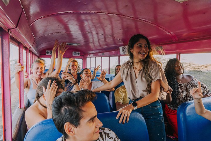 Visite nocturne en bus de Punda Vibes Cocktails Dégustation et feux d'artifice