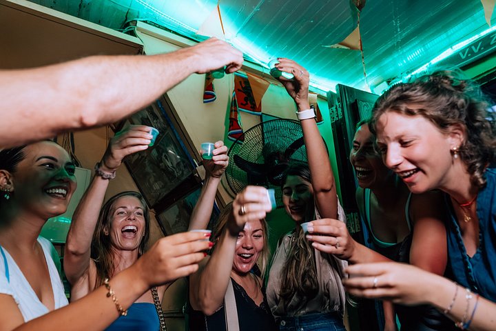 Visite nocturne en bus de Punda Vibes Cocktails Dégustation et feux d'artifice