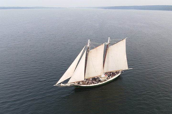 Segeln bei Sonnenuntergang an Bord der Liberty Clipper