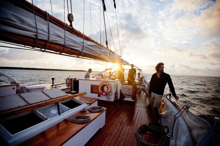 Segeln bei Sonnenuntergang an Bord der Liberty Clipper