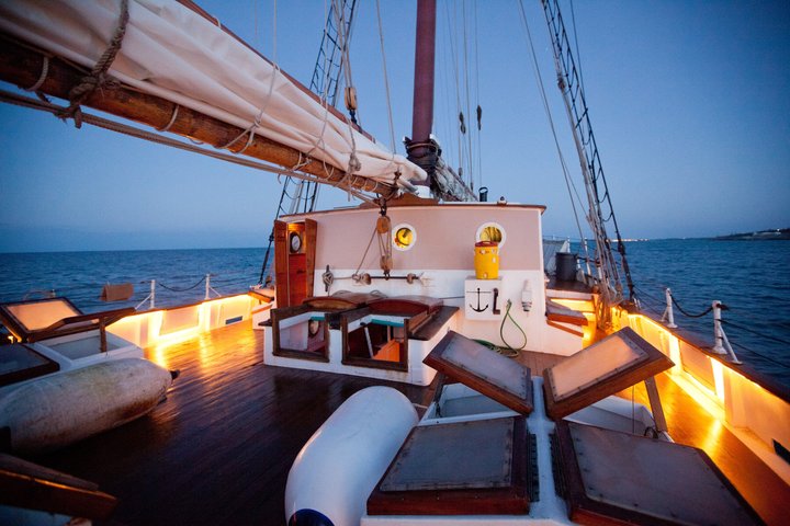 Segeln bei Sonnenuntergang an Bord der Liberty Clipper