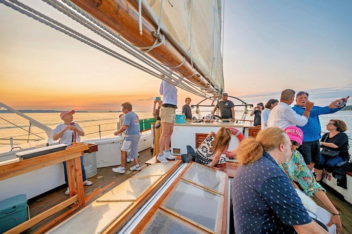 Segeln bei Sonnenuntergang an Bord der Liberty Clipper