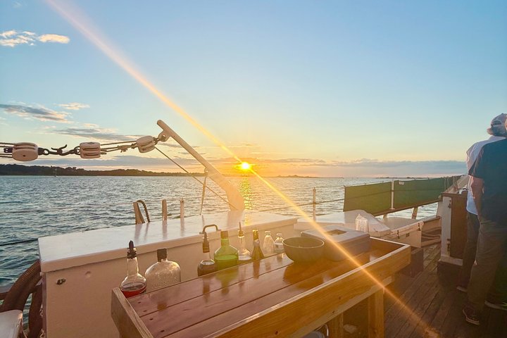 Segeln bei Sonnenuntergang an Bord der Liberty Clipper