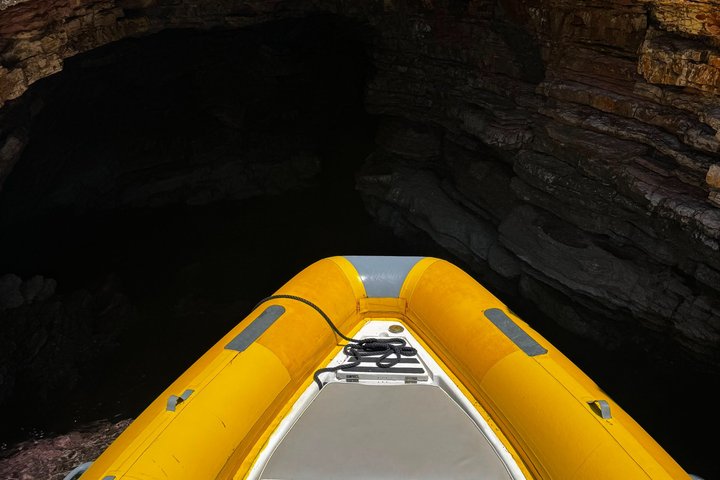 Sarandë : Excursion en bateau en petit groupe avec arrêts baignade, boissons et parasols