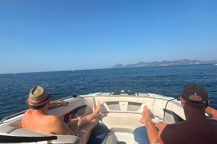 Excursion privée en bateau à Antibes et Billionaire Bay – Détente et plongée avec tuba