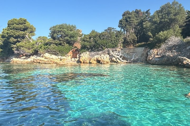 Excursion privée en bateau à Antibes et Billionaire Bay – Détente et plongée avec tuba