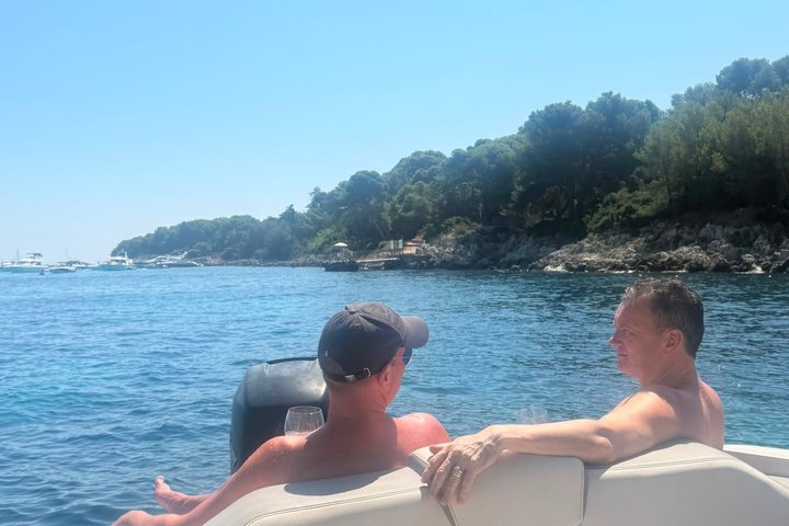Excursion privée en bateau à Antibes et Billionaire Bay – Détente et plongée avec tuba