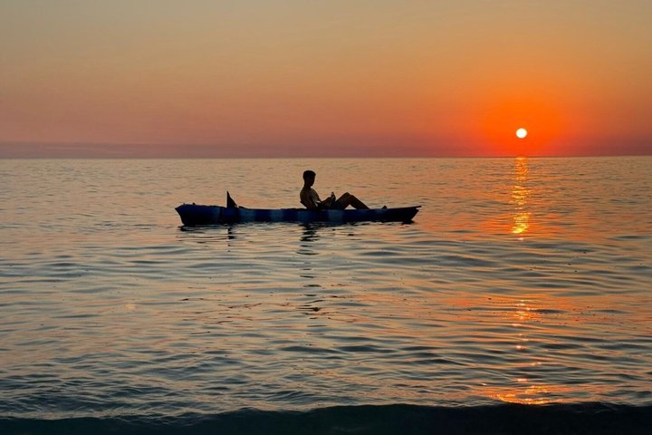 Himarë Sunset Kayak en SUP Tour naar Filikuri Beach