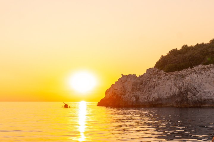 Himarë Sunset Kayak en SUP Tour naar Filikuri Beach