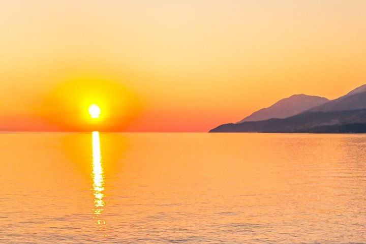 Himarë Sunset Kayak en SUP Tour naar Filikuri Beach