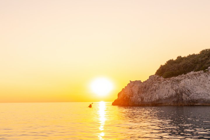 Himarë Sunset Kayak en SUP Tour naar Filikuri Beach