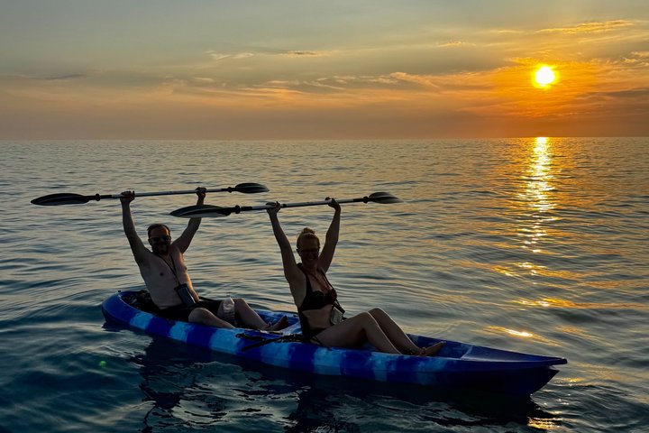 Himarë Sunset Kayak en SUP Tour naar Filikuri Beach