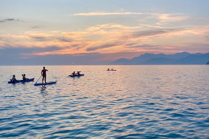 Himarë Sunset Kayak en SUP Tour naar Filikuri Beach