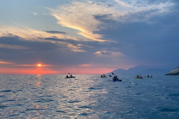 Himarë Sunset Kayak en SUP Tour naar Filikuri Beach
