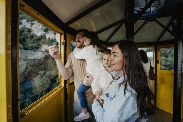 Biglietto per la Funicolare di Montserrat e viste sulle montagne, Barcellona