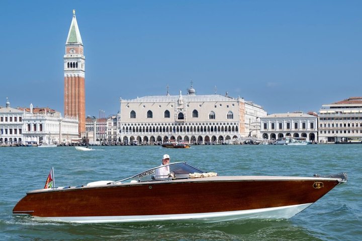 Tour 7 ore isole della Laguna di Venezia in motoscafo a noleggio