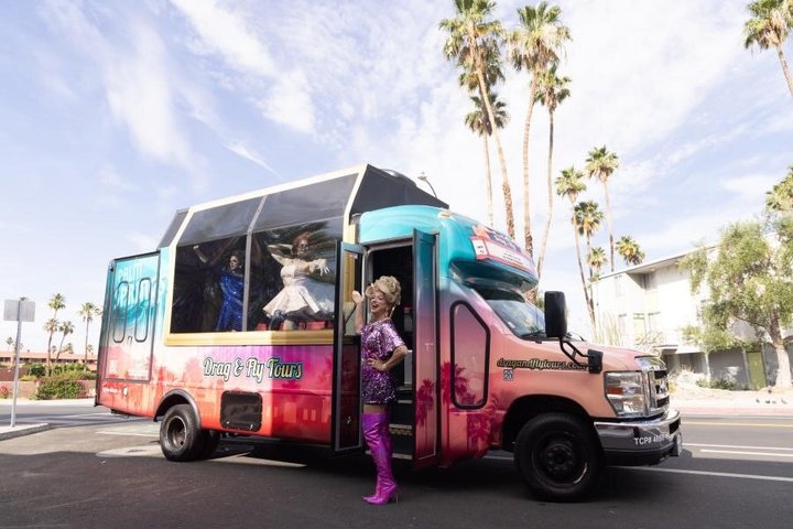 Drag Queen organiseerde een bustour door Palm Springs