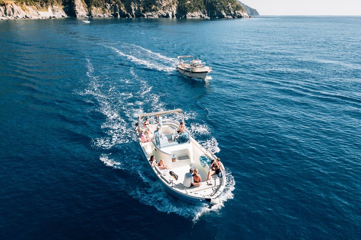 Experiencia de paseo en barco al atardecer en Cinque Terre con aperitivo y baño.