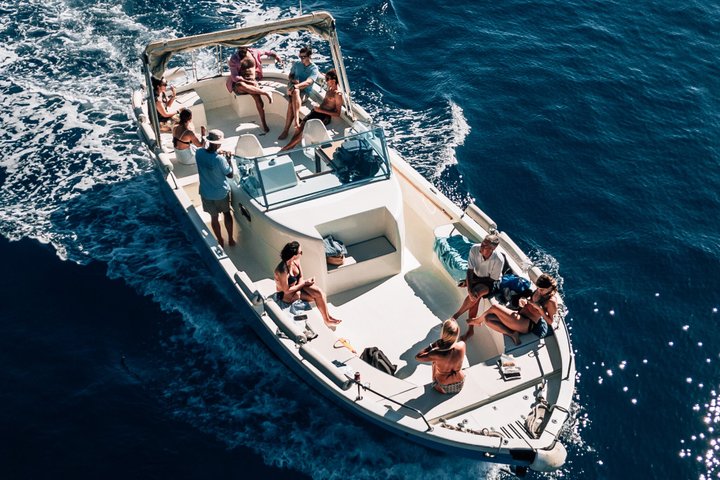 Experiencia de paseo en barco al atardecer en Cinque Terre con aperitivo y baño.
