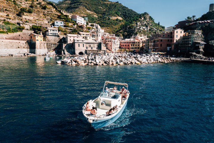 Experiencia de paseo en barco al atardecer en Cinque Terre con aperitivo y baño.